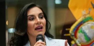 Suspendida vicepresidenta regresa a Ecuador para reivindicar derecho a asumir Presidencia