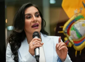 Suspendida vicepresidenta regresa a Ecuador para reivindicar derecho a asumir Presidencia