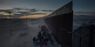 Migrantes contra el muro fronterizo antes de entregarse a los funcionarios de inmigración, en El Paso, Texas, en marzo pasado. Adrees Latif (REUTERS)