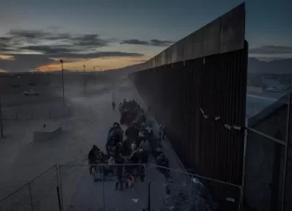 Migrantes contra el muro fronterizo antes de entregarse a los funcionarios de inmigración, en El Paso, Texas, en marzo pasado. Adrees Latif (REUTERS)