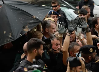 Numerosas personas indignadas han recibido con insultos a la comitiva y se han encarado con ella, mientras que tanto el rey como la reina ha intentado mediar con jóvenes que se les han acercado.EFE/ Biel Aliño