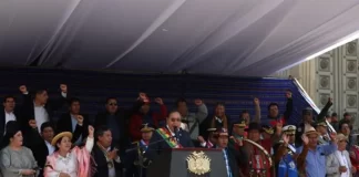Arce lanzó duras críticas al exmandatario Evo Morales (2006-2019) por el "acto vandálico" protagonizado por los parlamentarios afines al también líder oficialista quienes impidieron con violencia la instalación de la sesión en la que el gobernante debía dar un informe de gestión. EFE/ Luis Gandarillas