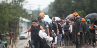 Ante las intensas lluvias que sigue causando una estacionaria tormenta tropical Sara, en el Caribe, con miles de personas afectadas. EFE/ Gustavo Amador