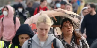 La Agencia Estatal de Meteorología (Aemet) ha establecido el aviso nivel rojo en el litoral sur de Valencia por precipitaciones que podrían acumular 90 litros por metro cuadrado en una hora y ser localmente intensos sin llegar a ser de excepcional persistencia. EFE/Miguel Ángel Polo
