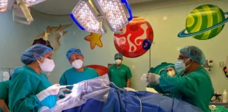 Médicos en Ecuador realizan por primera vez cirugía craneal con inteligencia artificial