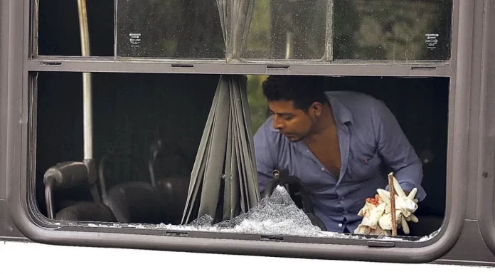 Hombre asesina a su pareja en autobús y se suicida