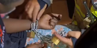 Policía rescata a dos niños encadenados por su madre