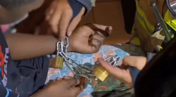 Policía rescata a dos niños encadenados por su madre
