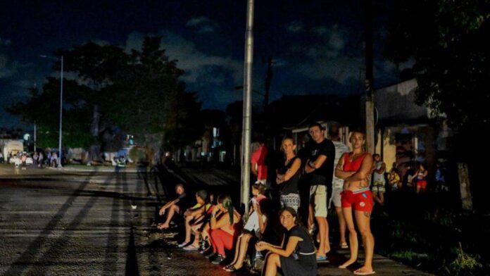 Empresa de electricidad prevé apagones simultáneos en hasta el 46 % de Cuba 
