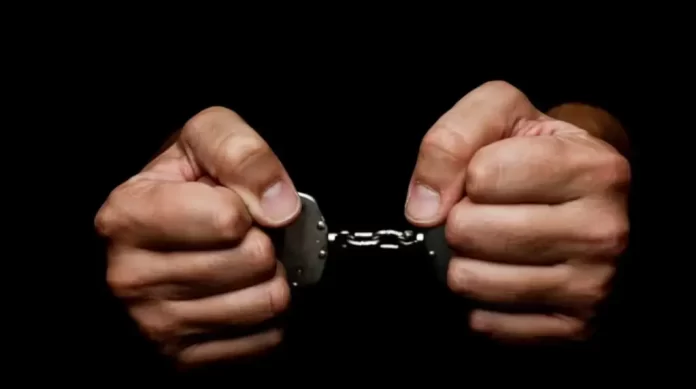 Más de 29 años de cárcel para exdirector de escuela en Ecuador por violación de alumna
