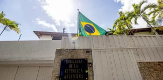Machado alerta que policía amenaza con "eventual ingreso" a embajada argentina en Caracas