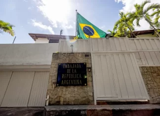 Machado alerta que policía amenaza con "eventual ingreso" a embajada argentina en Caracas