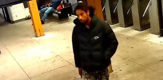 Hombre sobrevive tras ser empujado a los rieles del tren en Nueva York