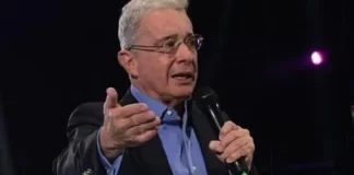 Uribe se siente "honrado" tras ser declarado enemigo público por Venezuela