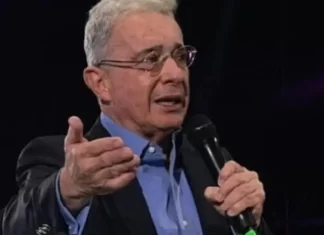 Uribe se siente "honrado" tras ser declarado enemigo público por Venezuela