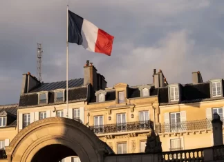 Francia ordena reducir personal diplomático venezolano en París
