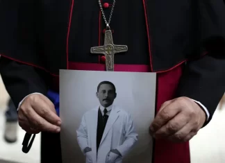 El “médico de los pobres” es proclamado santo por el Vaticano