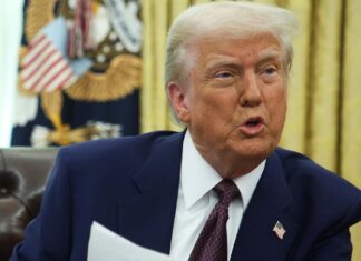 Trump amenaza a los BRICS con aranceles del 100% si "juegan" con el dólar