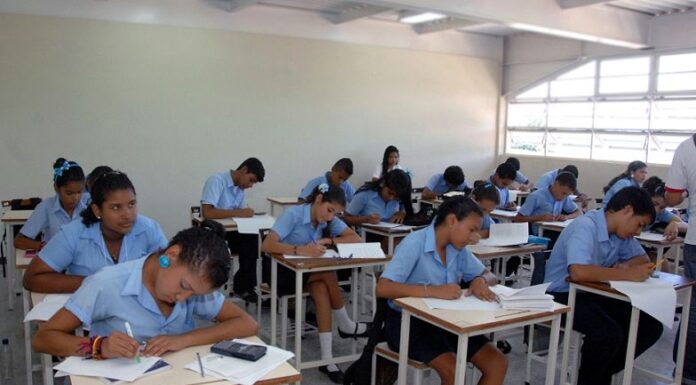 Profesor de bachillerato detenido por presunta difusión de contenido explícito a estudiantes
