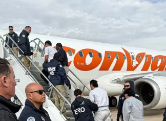 Supervisan deportación de venezolanos desde Texas a Caracas