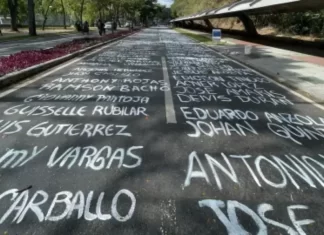 Estudiantes de la UCV pintan nombres de más de 300 jóvenes fallecidos en protestas