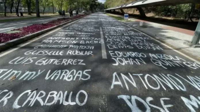 Estudiantes de la UCV pintan nombres de más de 300 jóvenes fallecidos en protestas