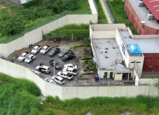 Encuentran a dos presos colgados en cárcel de Ecuador