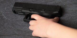 Niña de 3 años mata a su hermana de 1 al disparar arma dejada al alcance