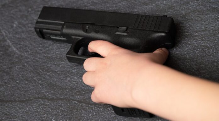 Niña de 3 años mata a su hermana de 1 al disparar arma dejada al alcance