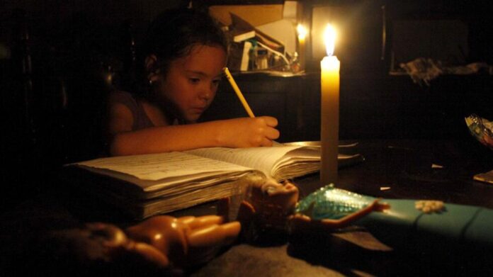 Reducen horarios en instituciones públicas por seis semanas debido a la crisis eléctrica