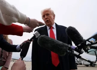 Trump firma orden ejecutiva para desmantelar siete agencias federales incluida la Voz de América