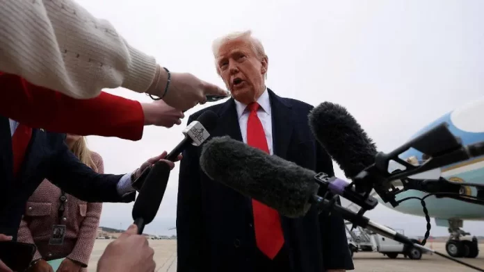 Trump firma orden ejecutiva para desmantelar siete agencias federales incluida la Voz de América