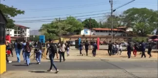 Estudiantes de Veterinaria en paro por falta de transporte en Universidad Rómulo Gallegos