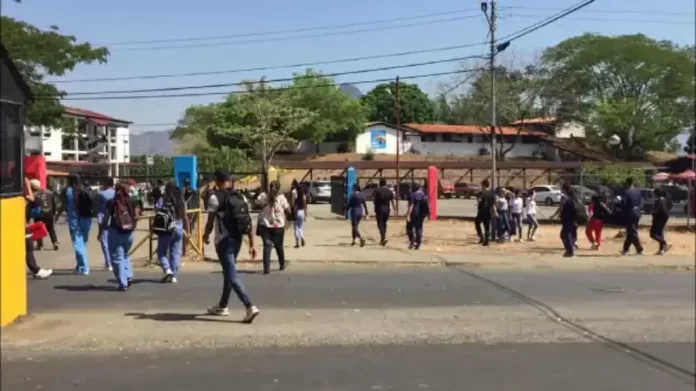 Estudiantes de Veterinaria en paro por falta de transporte en Universidad Rómulo Gallegos