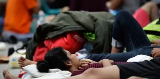 Venezolanos varados en Panamá prefieren dormir en la playa antes que en albergues
