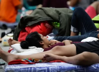 Venezolanos varados en Panamá prefieren dormir en la playa antes que en albergues