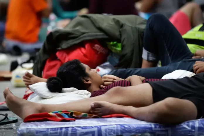 Venezolanos varados en Panamá prefieren dormir en la playa antes que en albergues