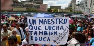 Profesores universitarios en Venezuela ganan solo 8 dólares al mes