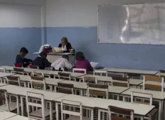 Matrícula en colegios privados cae 50% por crisis y migración
