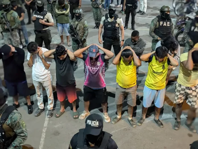 Policía detiene a 41 personas por violar toque de queda en Ecuador