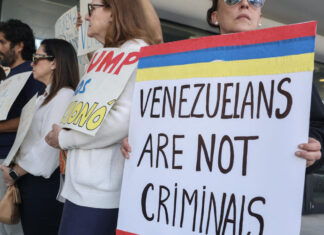 Jueza bloquea intento de Trump de eliminar parole humanitario