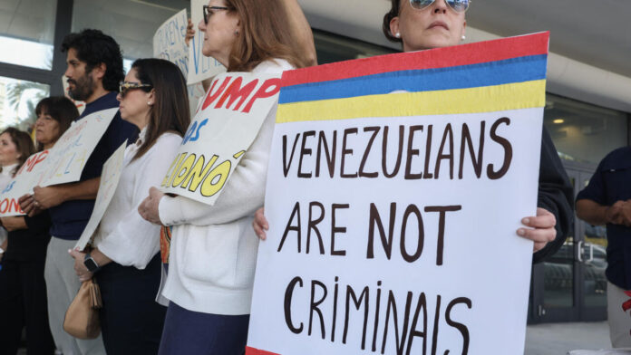 Jueza bloquea intento de Trump de eliminar parole humanitario