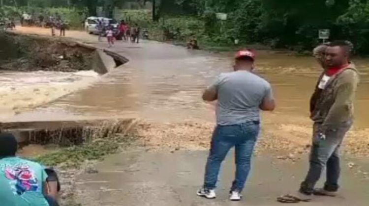 Lluvias colapsan vía en Falcón y aíslan a pueblos costeros