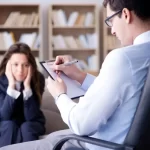 Venezolanos evitan al psicólogo por costo y estigma