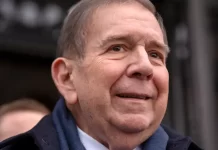 Edmundo González es hospitalizado en España por baja tensión