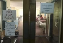 Pacientes llevan agua para limpiar y bañarse en hospitales de Caracas