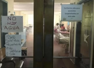 Pacientes llevan agua para limpiar y bañarse en hospitales de Caracas