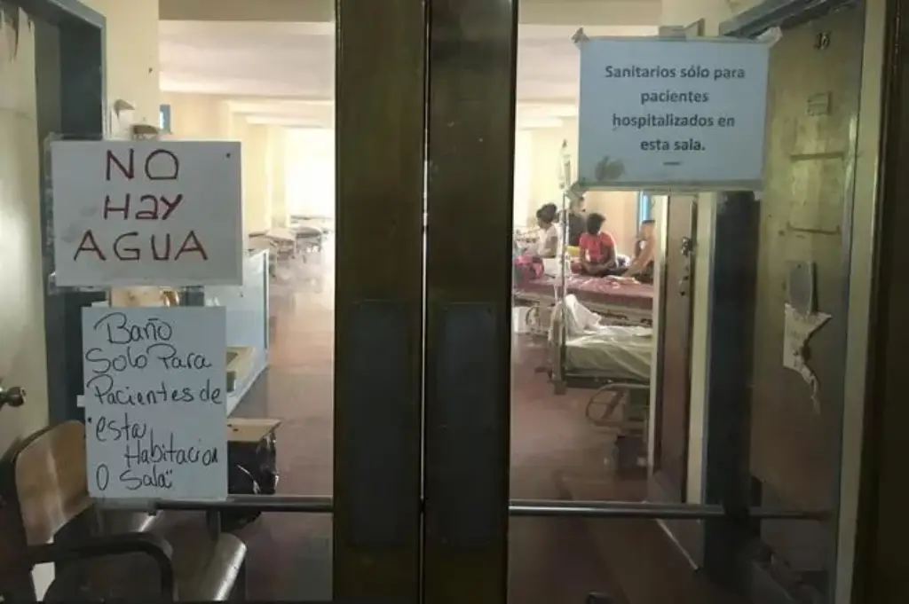 Pacientes llevan agua para limpiar y bañarse en hospitales de Caracas