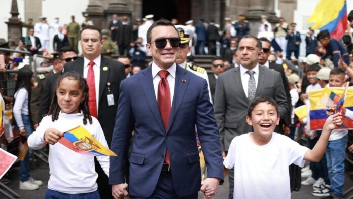 Daniel Noboa inicia su mandato presidencial en Ecuador