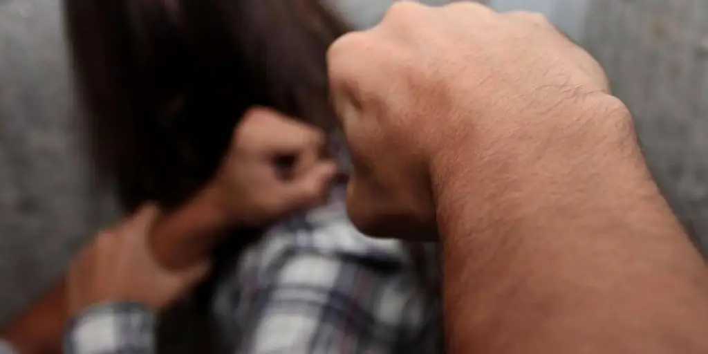 Hombre golpea brutalmente a su pareja frente a su hijo en Bolívar